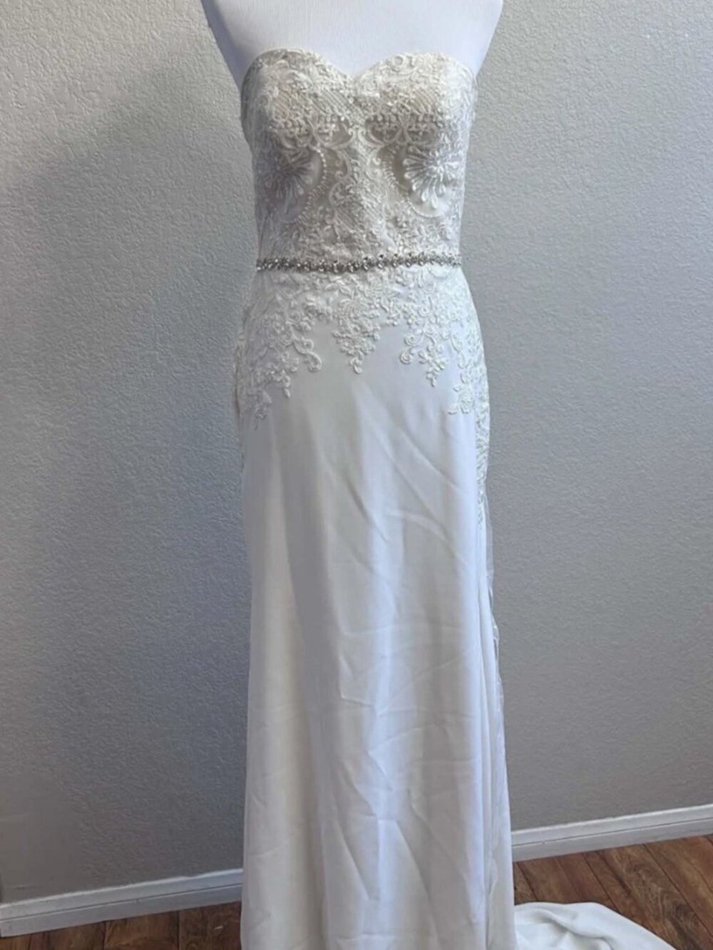 Pronovias Barcelona Elegant Wedding Dress US Size 10 / EU 42